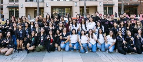 Group of students with USFC banner